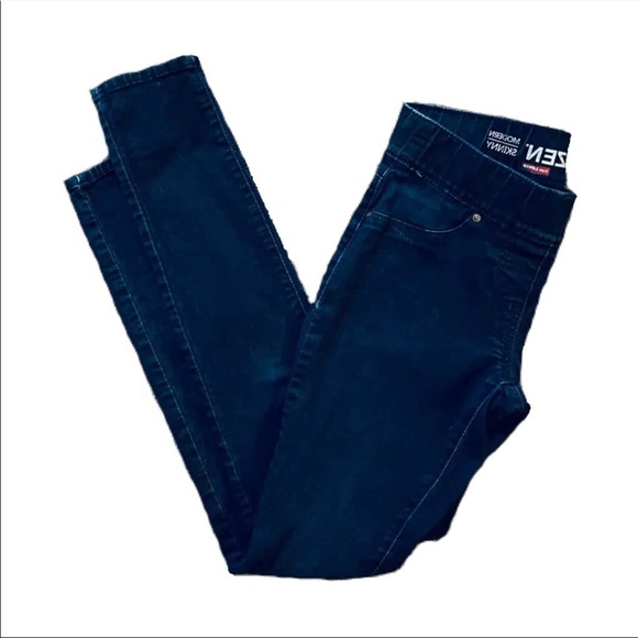 Levi’s Denizen low-rise Modern skinny dark wash stretch jean leggings. Size 2